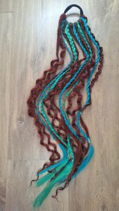 Luxe handgemaakte festival vlechten op elastiek | koper, groen & zeeblauw